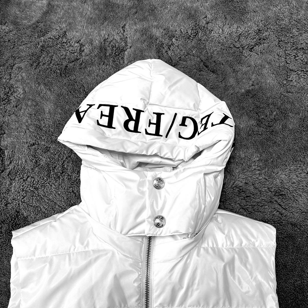 アダムスジャグラー　フード付きホワイトダウンベスト