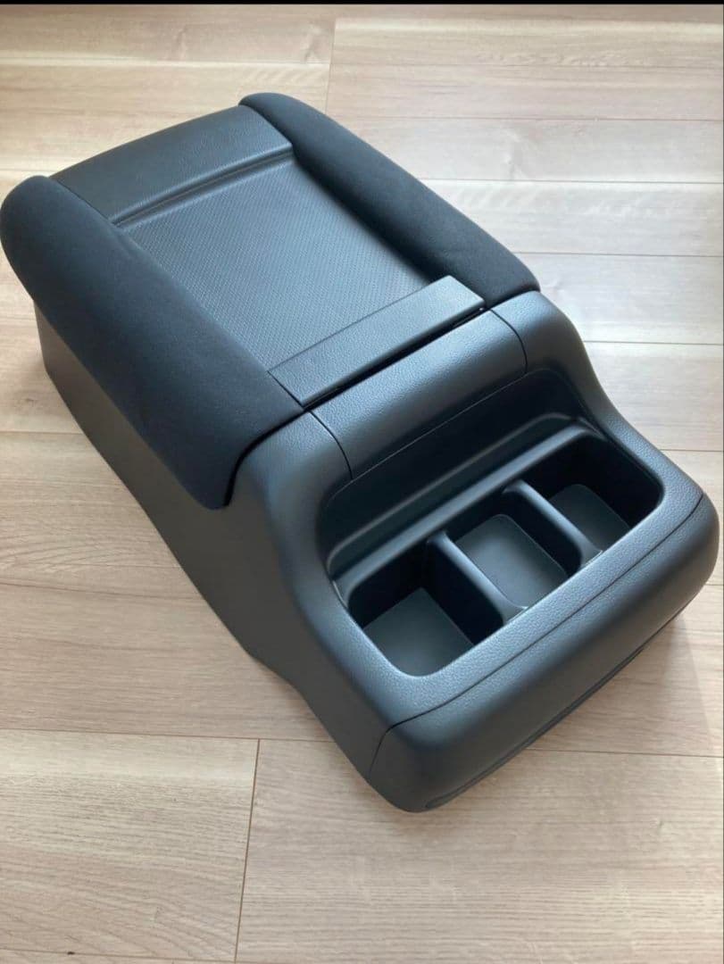 新型キャラバン グランドプレミアムＧＸ 純正センターコンソール　新車外し