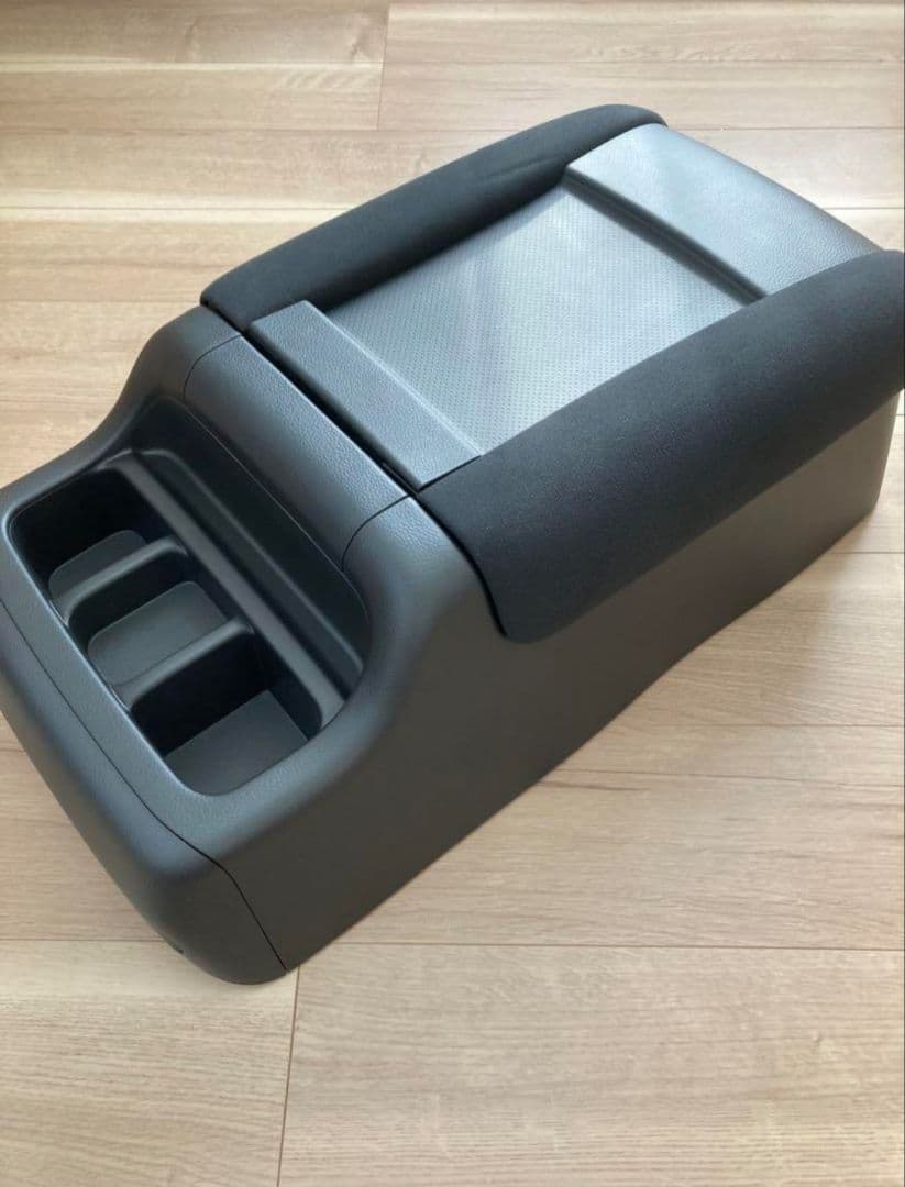 新型キャラバン グランドプレミアムＧＸ 純正センターコンソール　新車外し