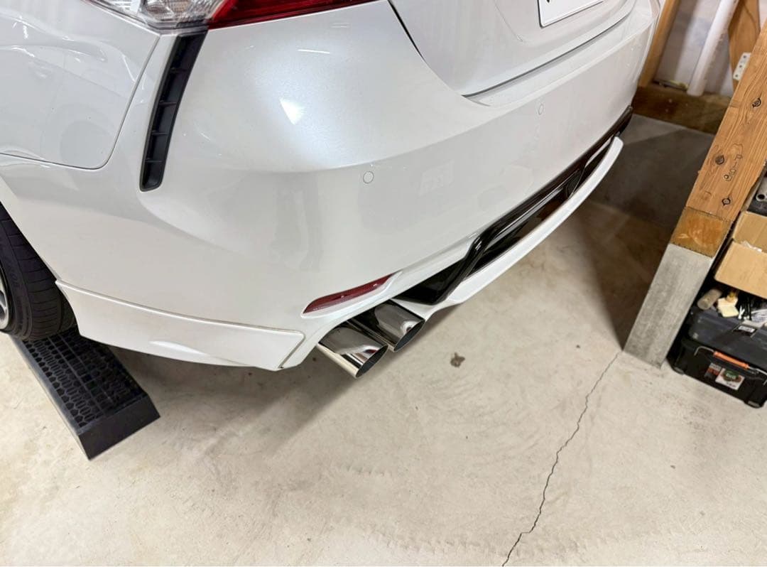 クラ　AXVH70カムリ　マフラー