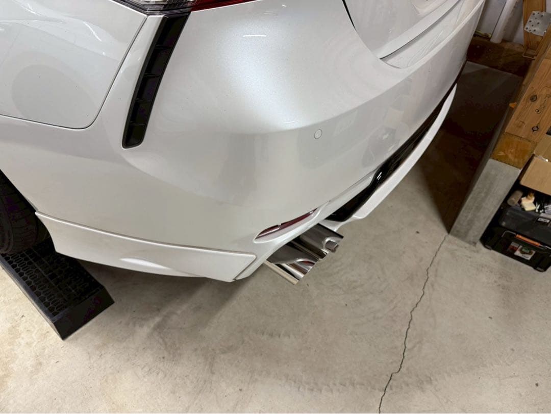 クラ　AXVH70カムリ　マフラー