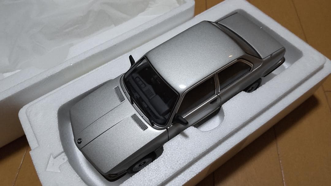 1/18　ミニカー　AUTOart オートアート　 323i