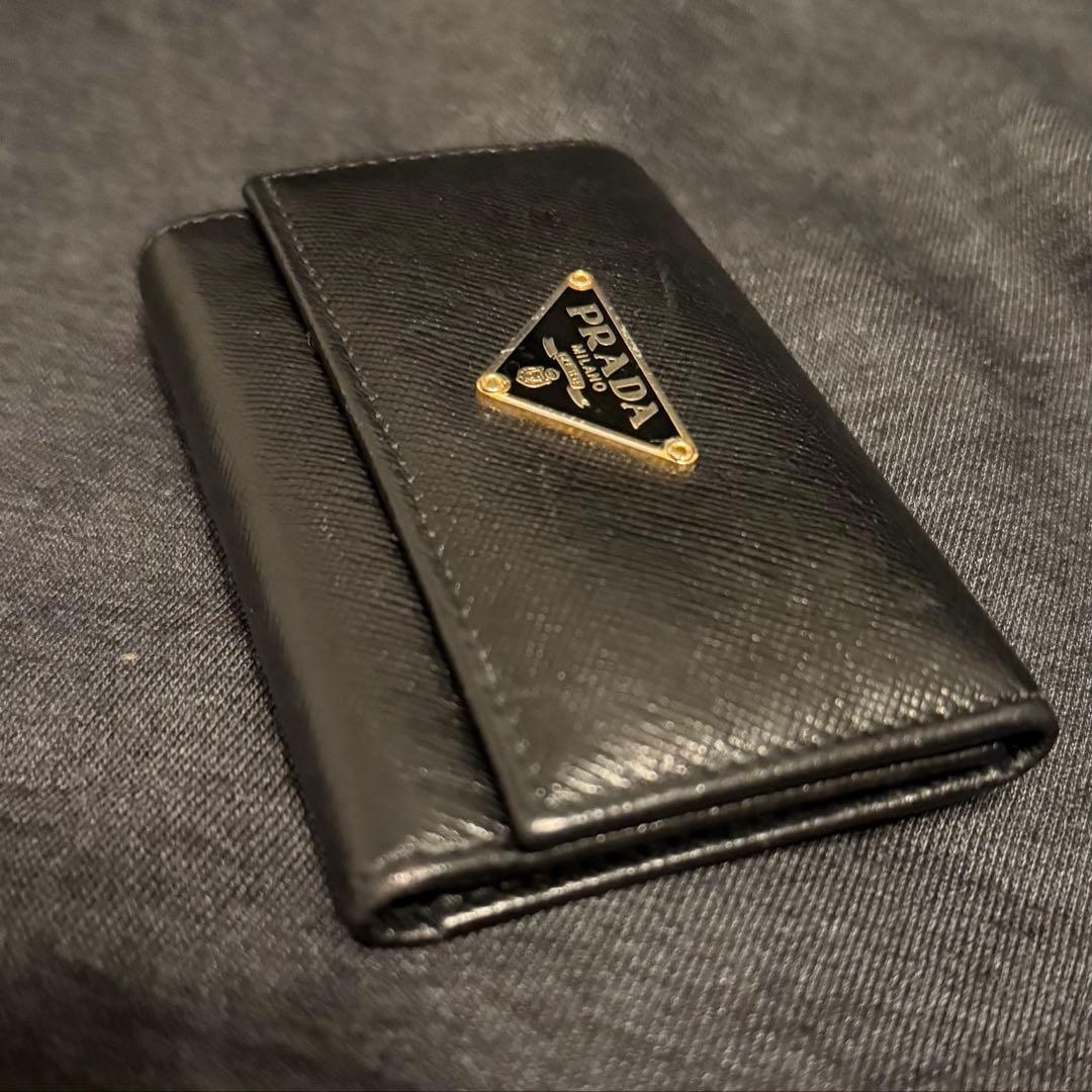 【PRADA】サフィアーノレザー キーケース 三角ロゴプレートブラック