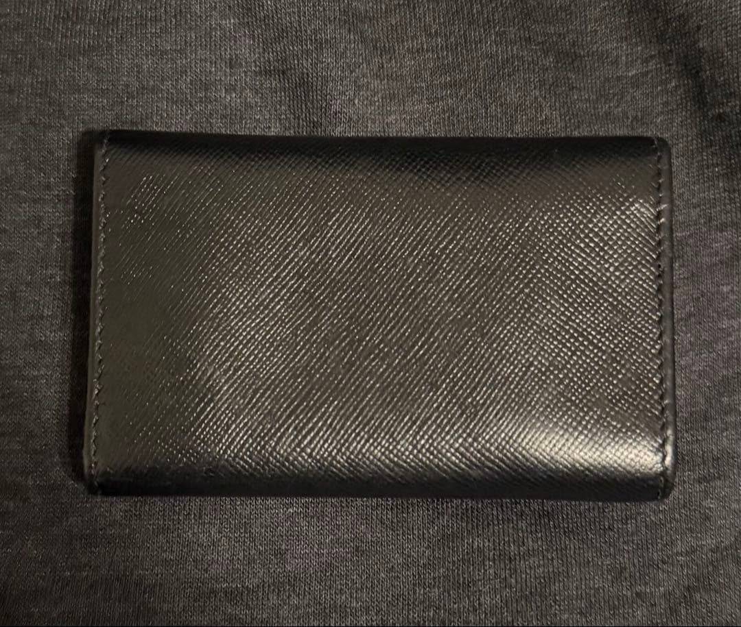 【PRADA】サフィアーノレザー キーケース 三角ロゴプレートブラック