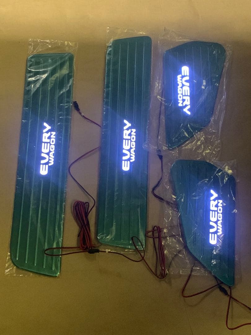 エブリィワゴンDA64W用スカッフプレート　ロゴLED点灯可能タイプ　新品です