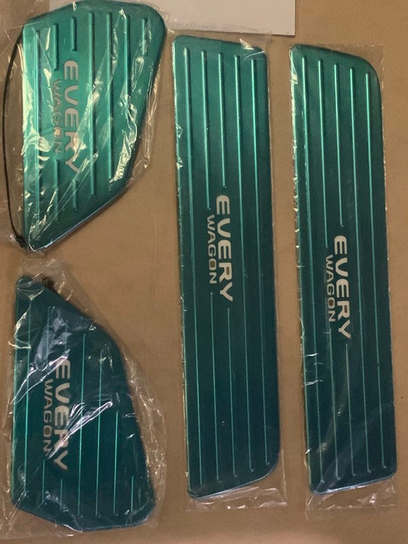 エブリィワゴンDA64W用スカッフプレート　ロゴLED点灯可能タイプ　新品です