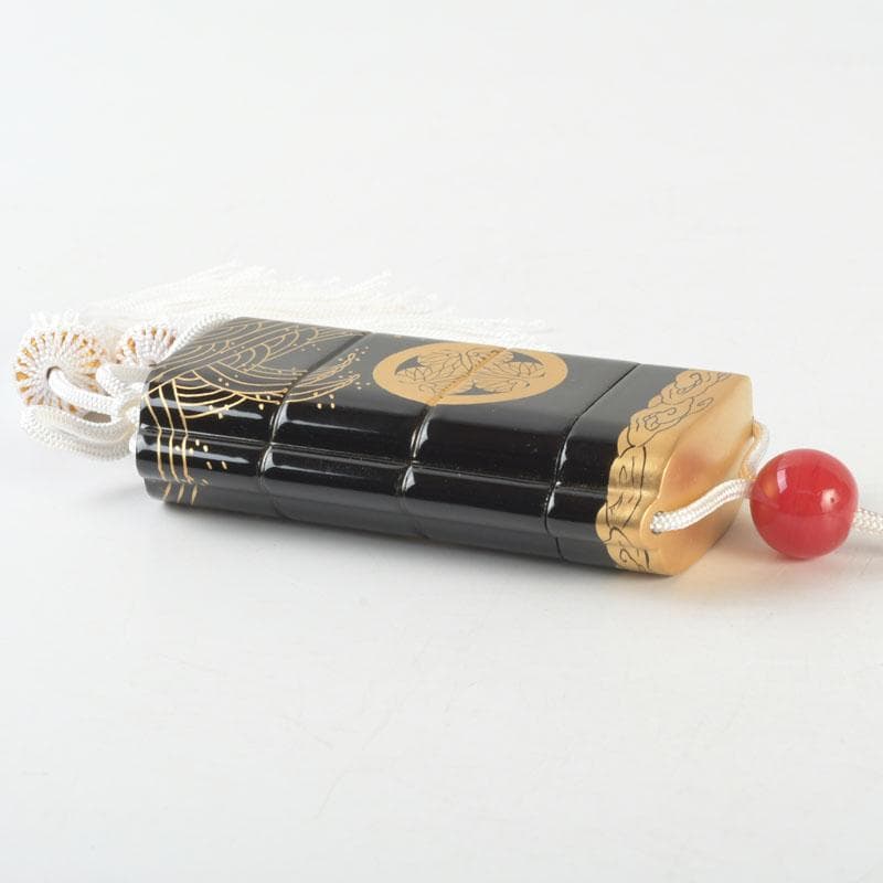 専用　黒漆　三つ葉葵雲波蒔絵　印籠　薬入　根付　緒締め玉　共箱　V9606