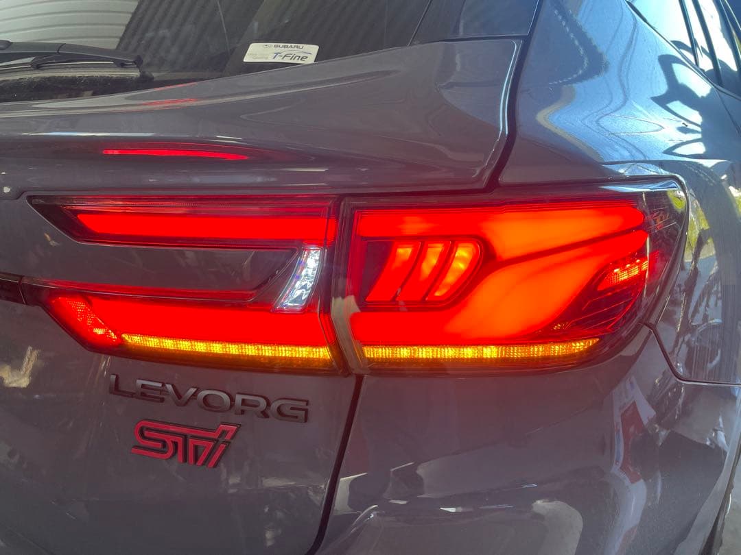 レヴォーグVNバレンティ テールランプ