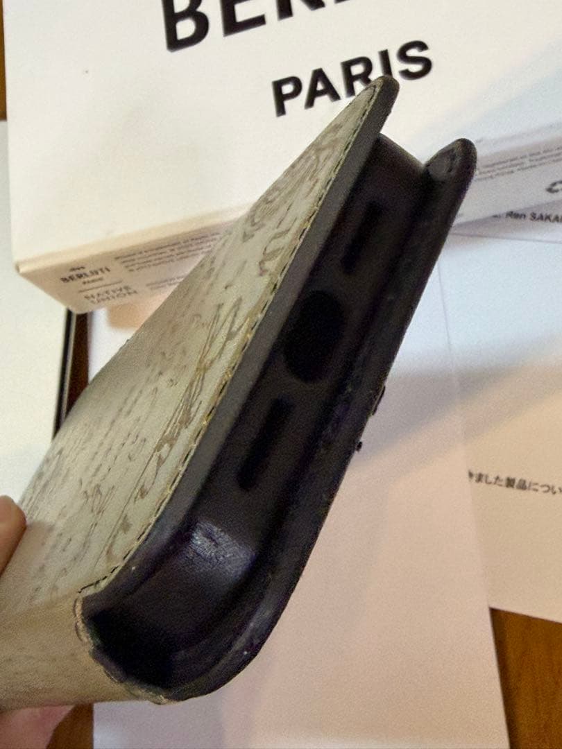 BERLUTIベルルッティカリグラフィスマホケースiPhone15PROMAX