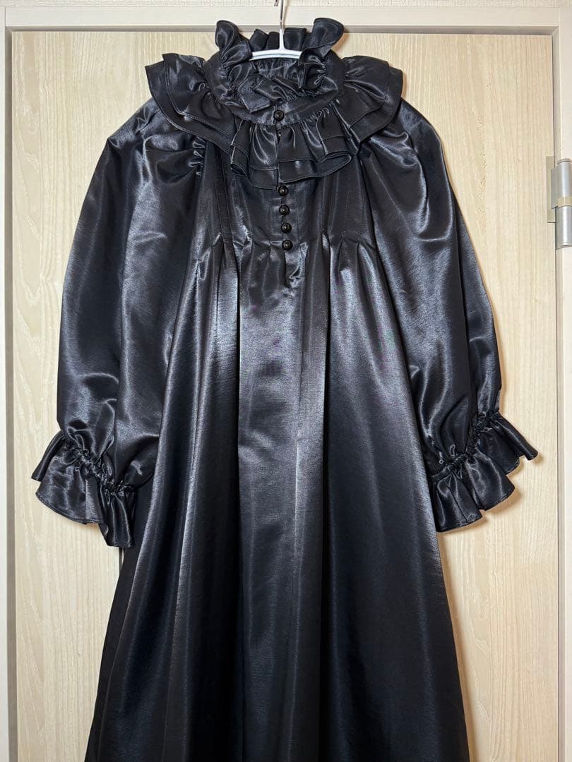 フェルメリストビームス　サテンフリルワンピース