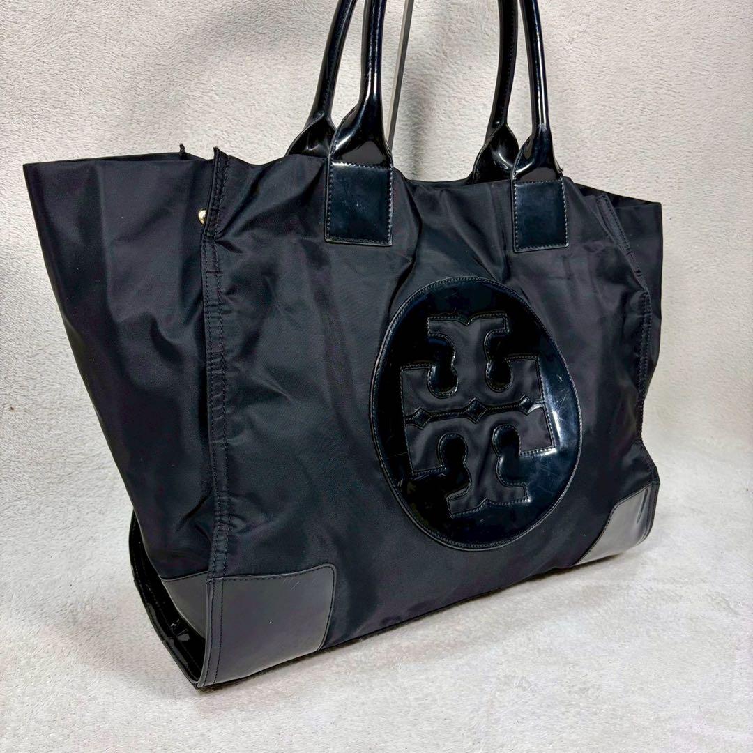 【美品✨】トリーバーチ　エナメル　大容量　黒　デカロゴ　パテントレザー