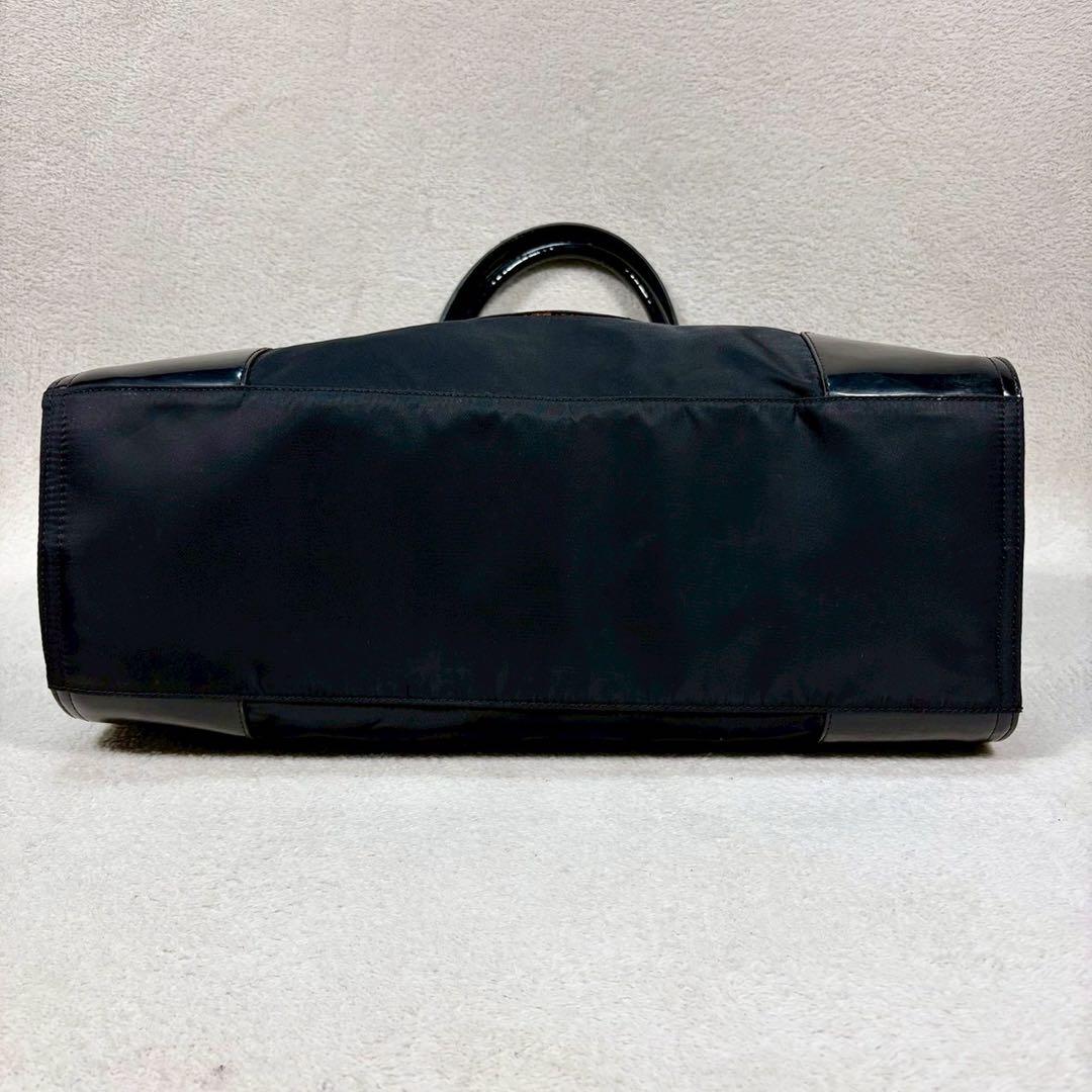 【美品✨】トリーバーチ　エナメル　大容量　黒　デカロゴ　パテントレザー