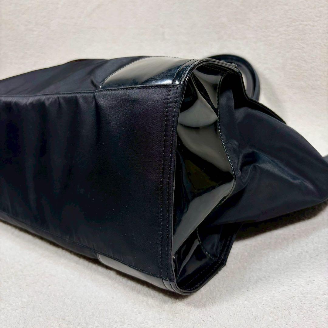【美品✨】トリーバーチ　エナメル　大容量　黒　デカロゴ　パテントレザー