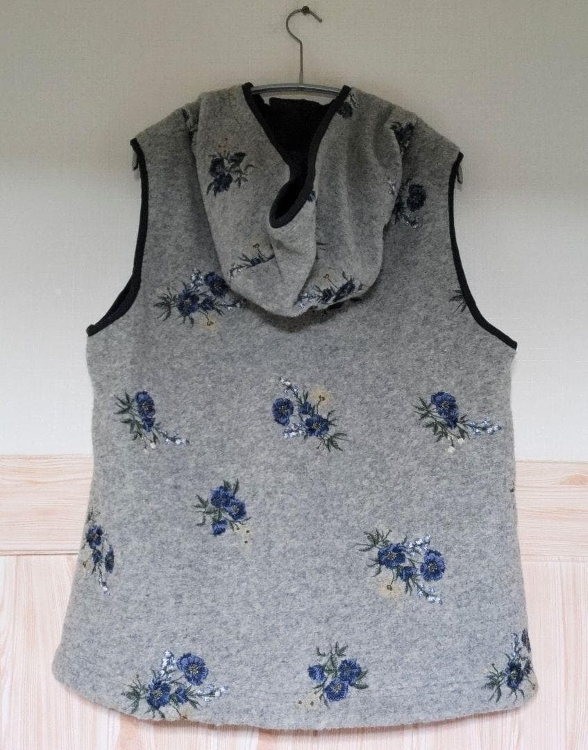 スーパーハッカ　スライバー冬の花刺しゅう裏キルティングベスト　グレー　匿名配送