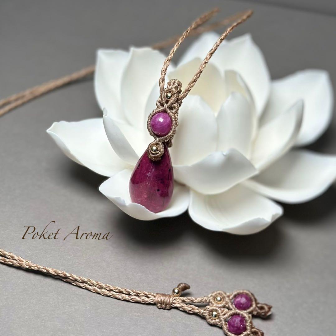 『紅輝』コバルトドロマイトとルビーのマクラメペンダントネックレス