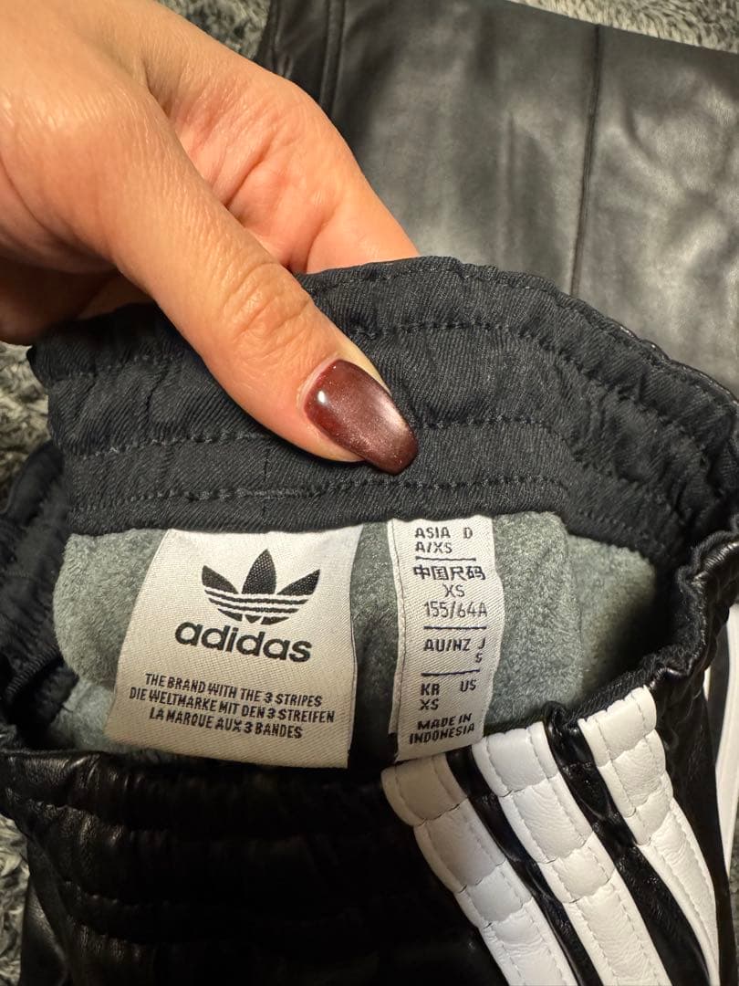 adidas フェイクレザー パンツ