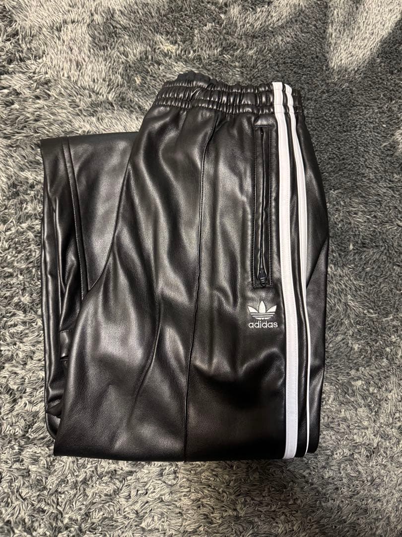 adidas フェイクレザー パンツ