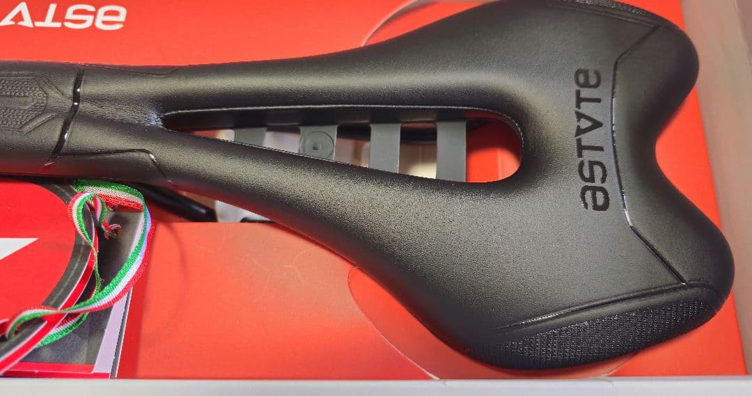 未使用 ASTVTEアスチュート SKYLINE-VT TACA 穴あきサドル