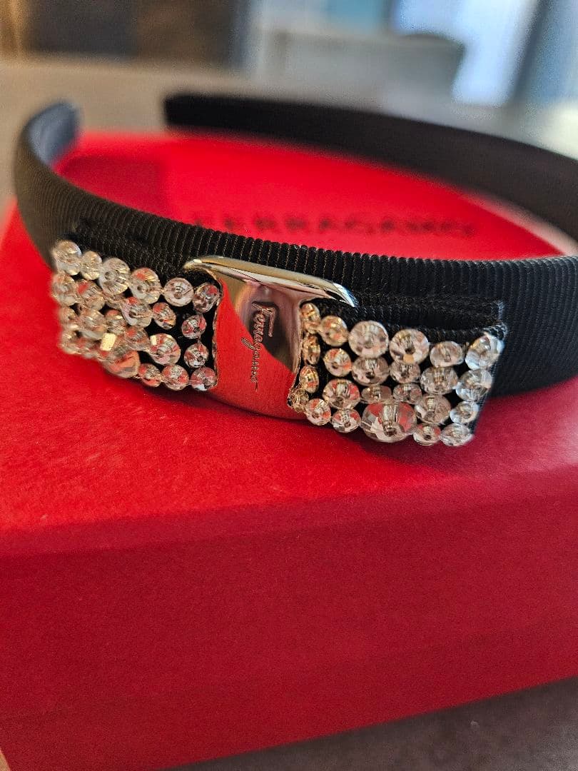 フェラガモ　ヴァラ　リボンカチューシャ　黒　クリスタル