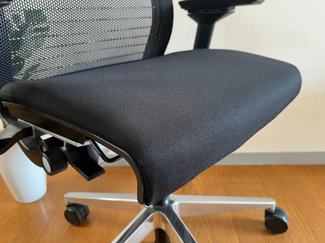 スチールケース　Think シンクチェア　背3Dニット　可動肘　メッシュチェア