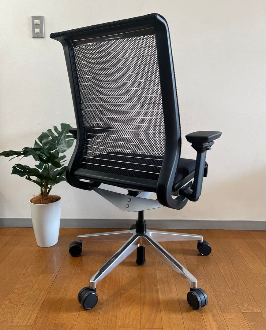 スチールケース　Think シンクチェア　背3Dニット　可動肘　メッシュチェア