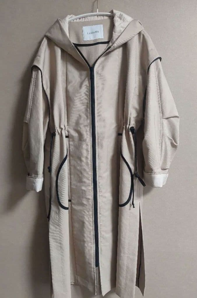 ラリアムーフード付きベージュコート