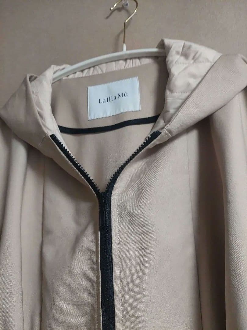 ラリアムーフード付きベージュコート