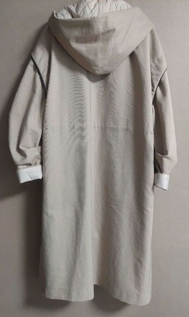 ラリアムーフード付きベージュコート