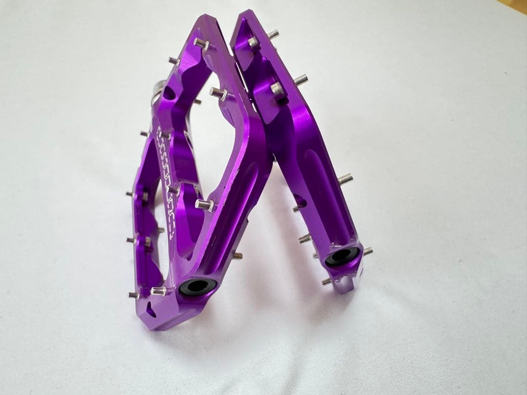 WOLF TOOTH フラットペダル パープル