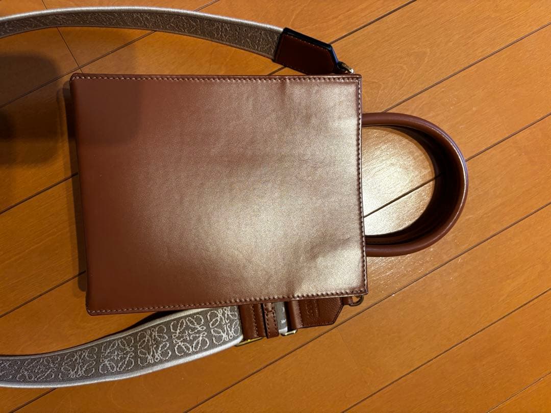 LOEWE ブラウン ショルダーバッグ　ショルダーストラップ付き