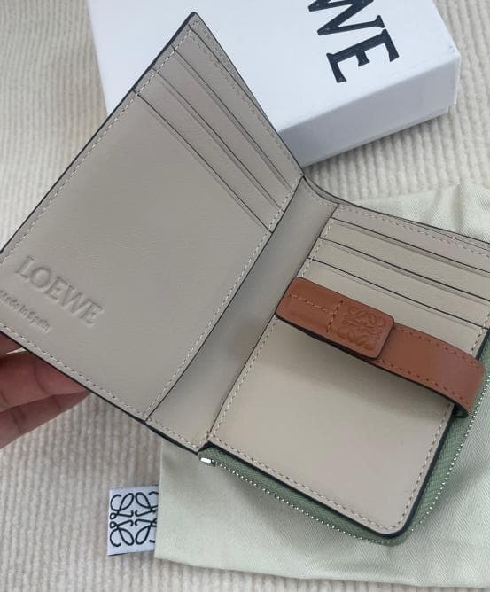 グリーン/希少 ロエベ 二つ折り財布 LOEWE 可愛い色 財布