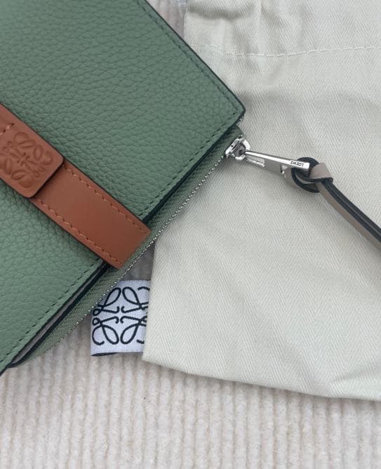 グリーン/希少 ロエベ 二つ折り財布 LOEWE 可愛い色 財布