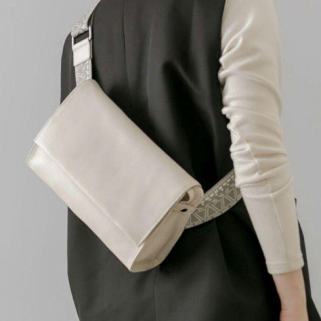 【美品】販売終了品 イアパピヨネ 《本革》柄ワイドテープショルダーバッグ