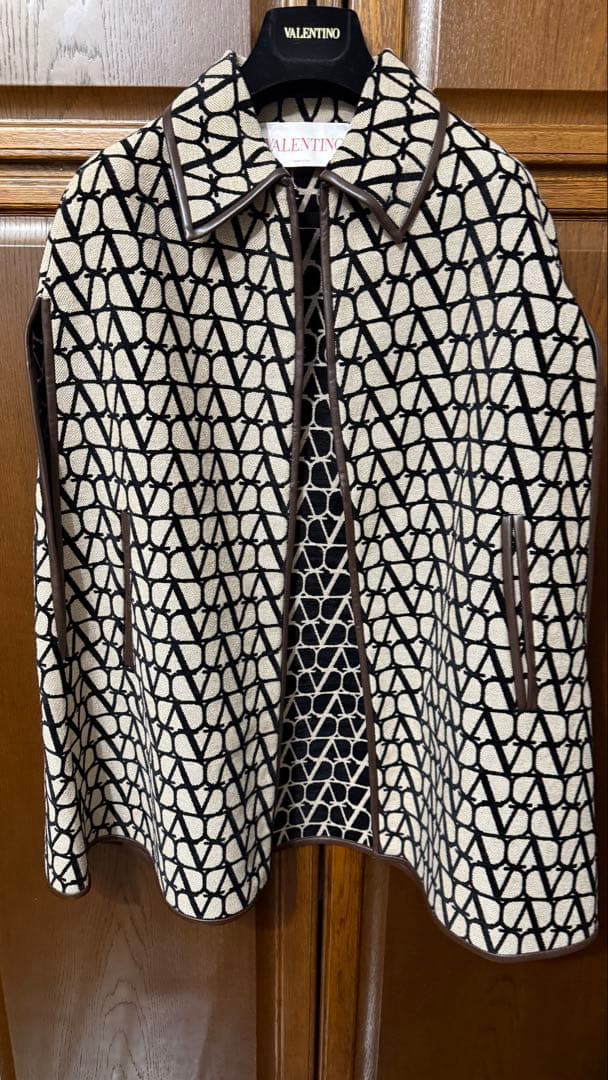 VALENTINO Vロゴ トワル イコノグラフ ジャカード ケープ 38