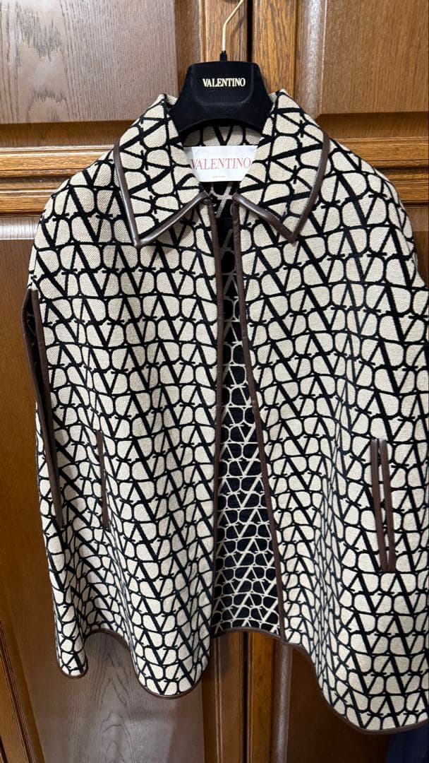 VALENTINO Vロゴ トワル イコノグラフ ジャカード ケープ 38