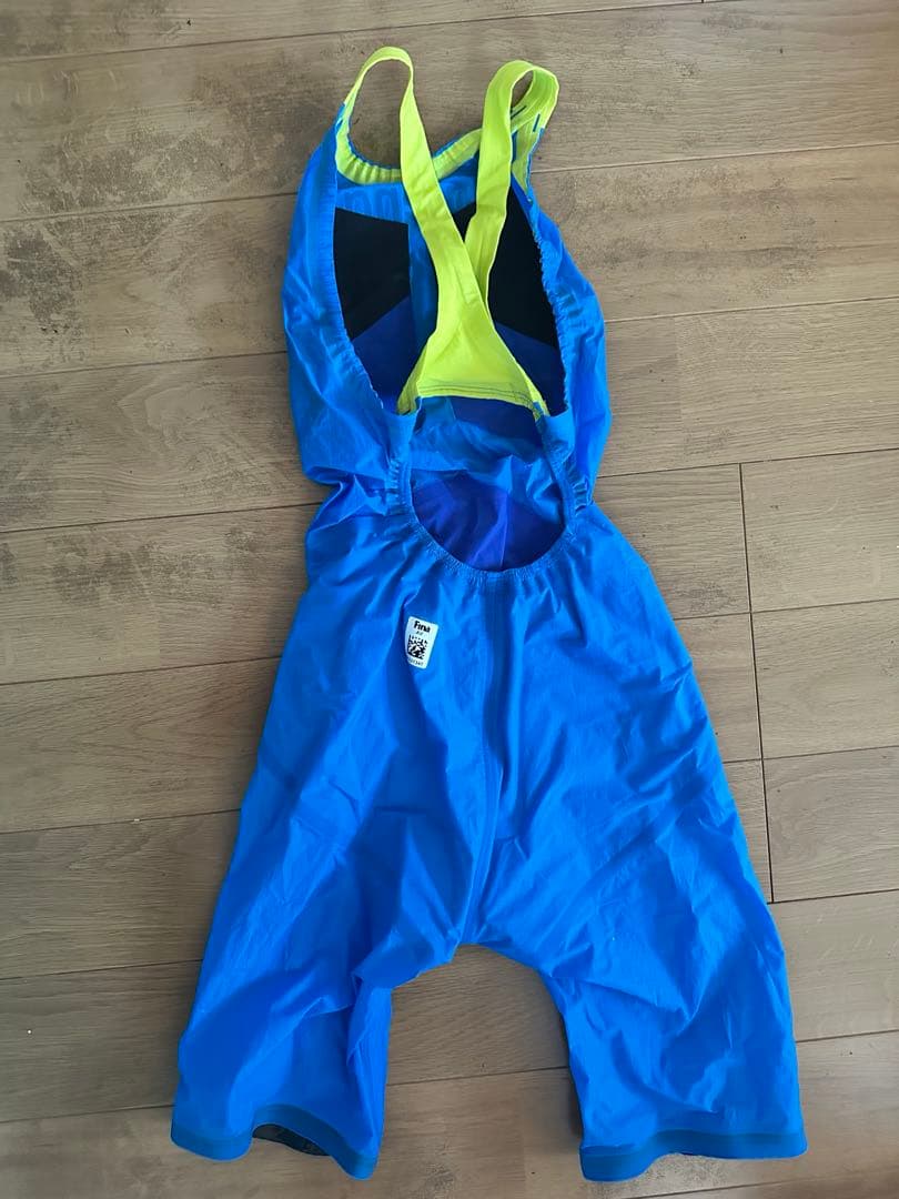 アリーナ　レース水着