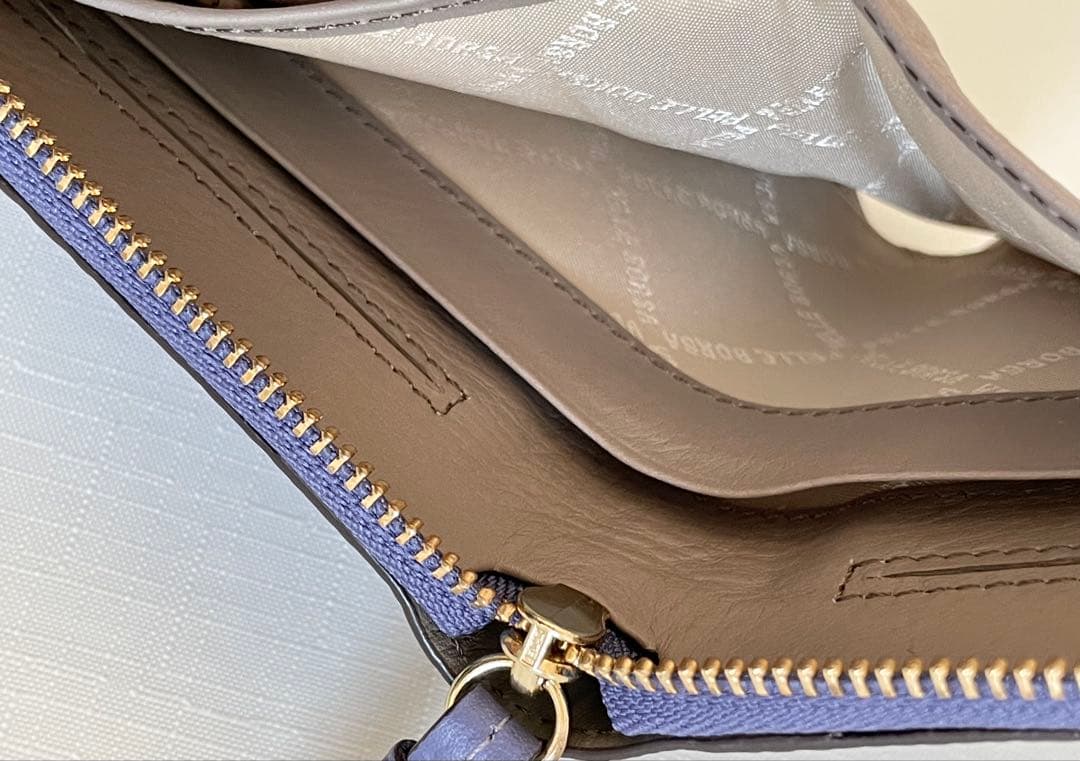 ペレボルサ　二つ折り財布