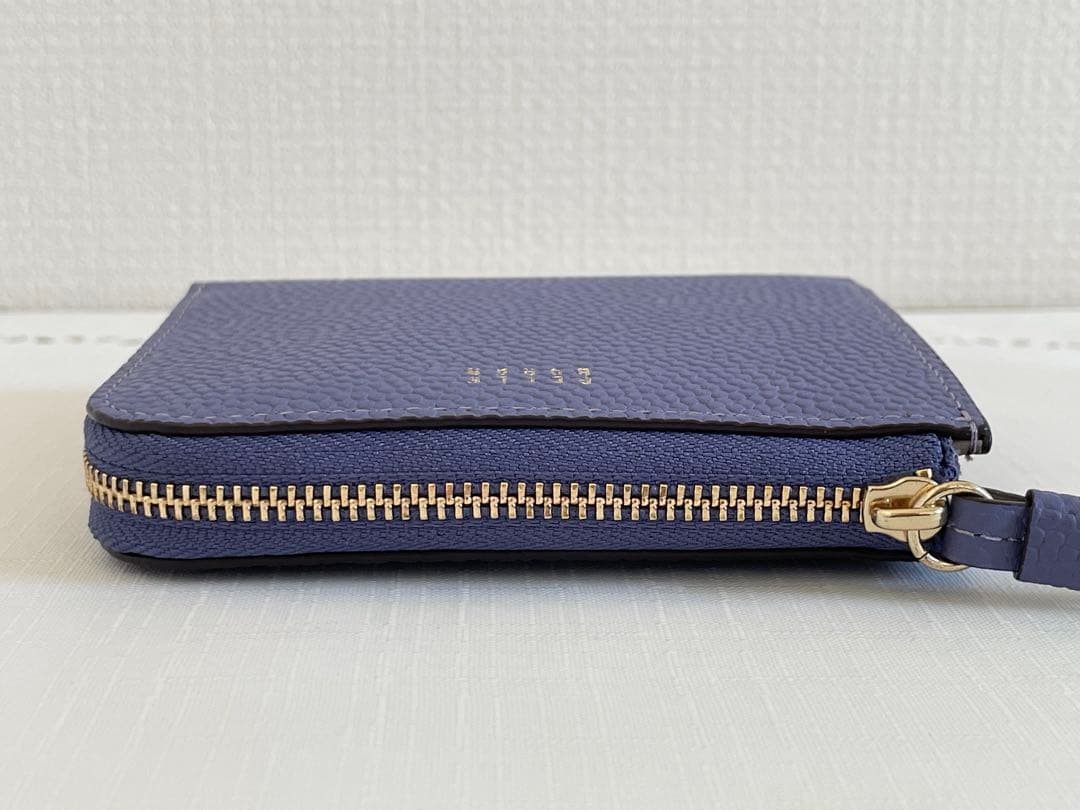 ペレボルサ　二つ折り財布