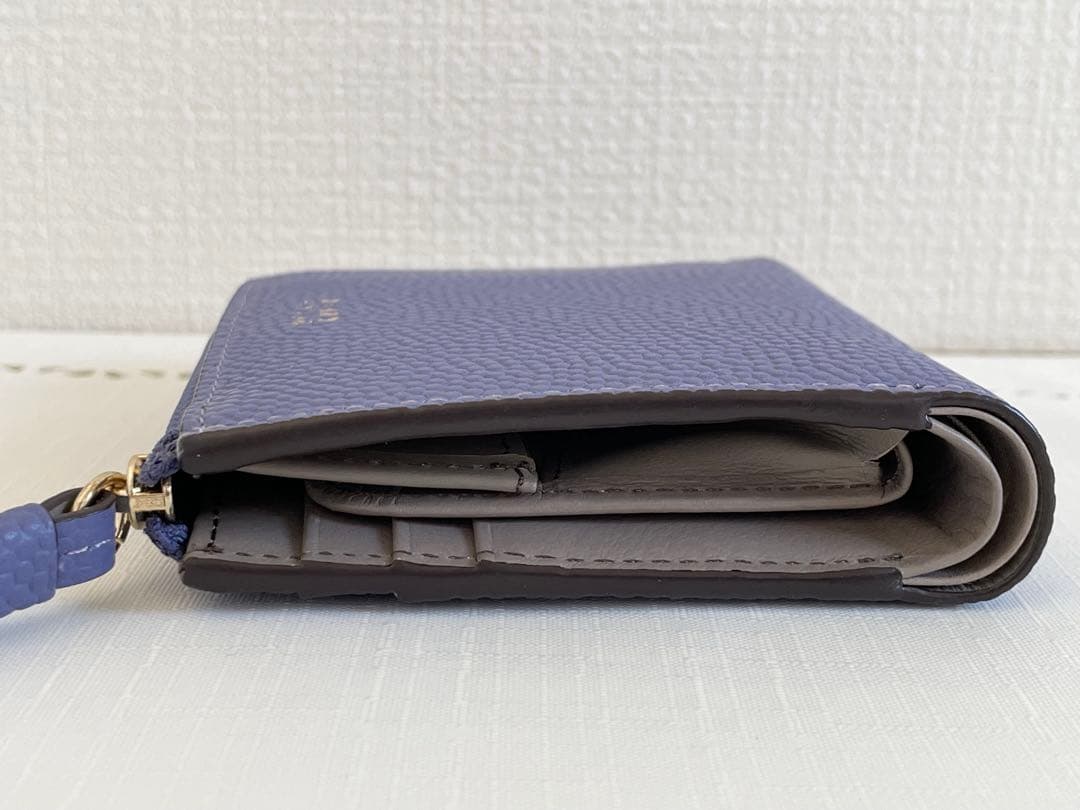 ペレボルサ　二つ折り財布