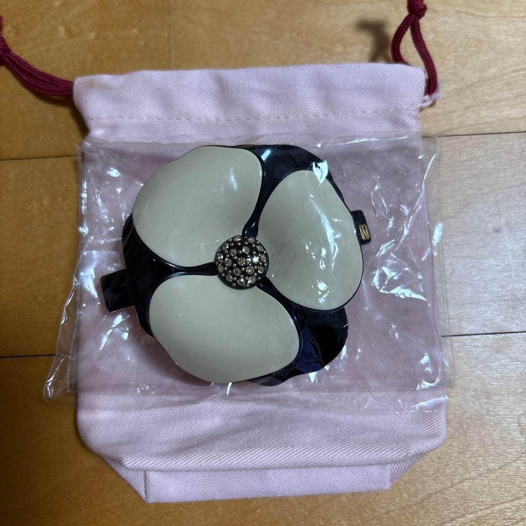 アレクサンドル ドゥ パリ カメリアバレッタ ベージュ×ブラック