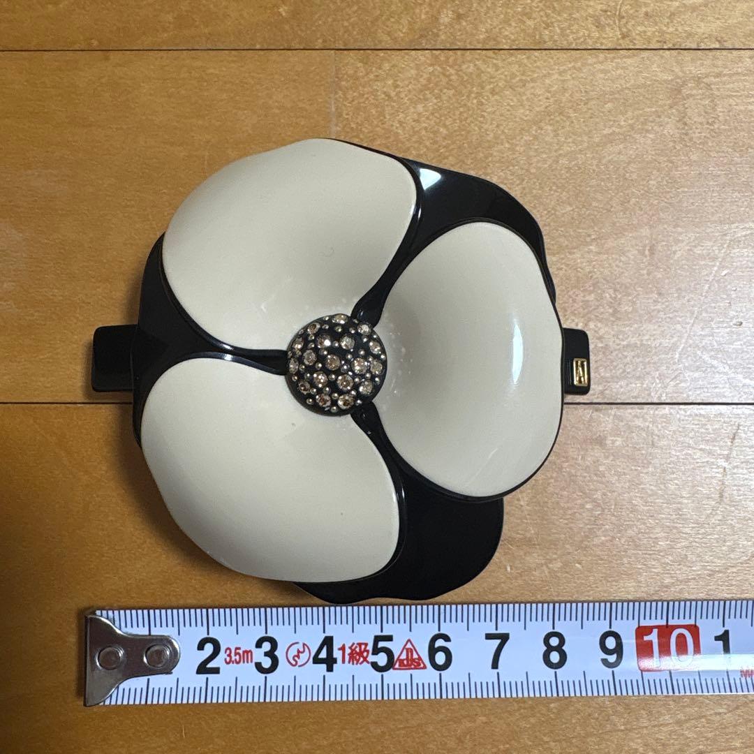 アレクサンドル ドゥ パリ カメリアバレッタ ベージュ×ブラック