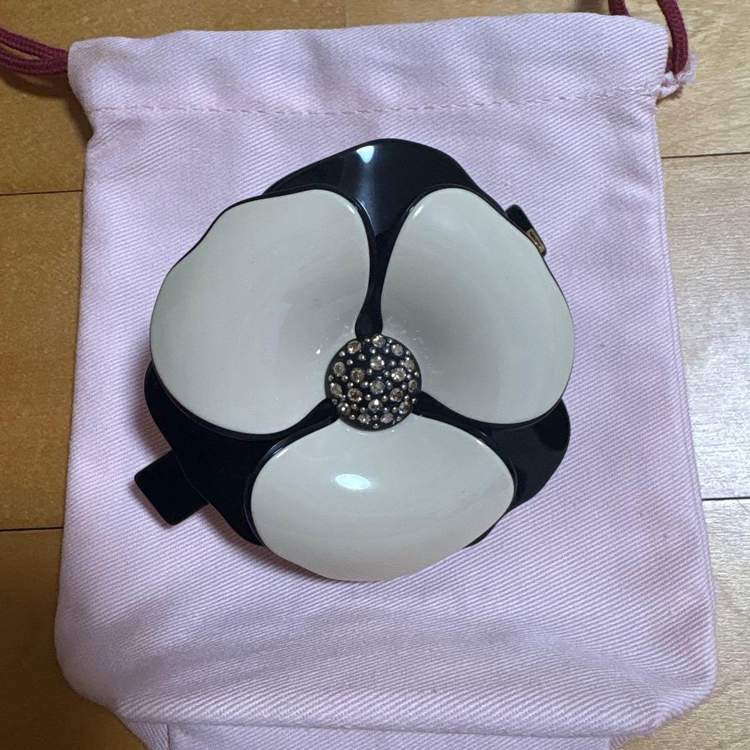 アレクサンドル ドゥ パリ カメリアバレッタ ベージュ×ブラック