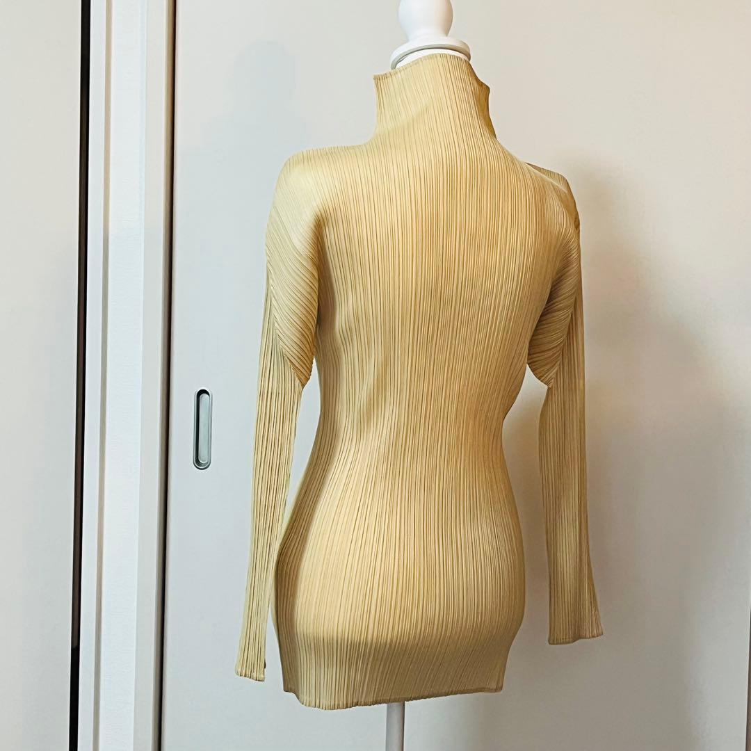 PLEATS PLEASE 長袖ハイネック ベージュ 冬も暖か 重ね着楽ちん✨