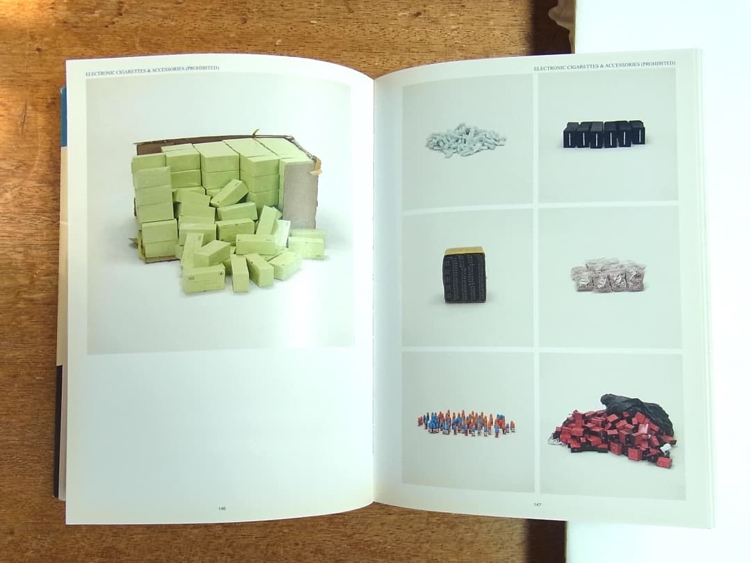 Taryn Simon Contraband／2010年初版 タリン・サイモン