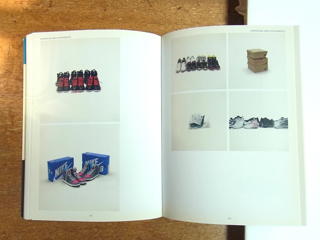 Taryn Simon Contraband／2010年初版 タリン・サイモン