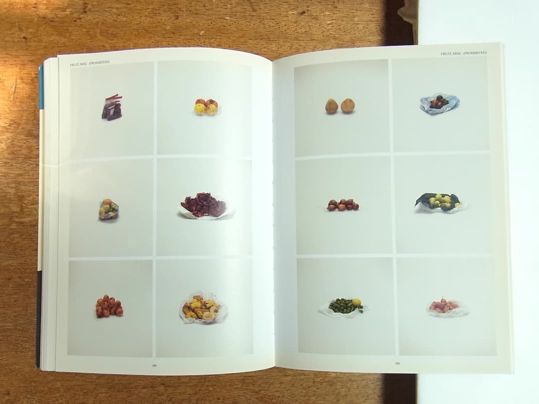 Taryn Simon Contraband／2010年初版 タリン・サイモン