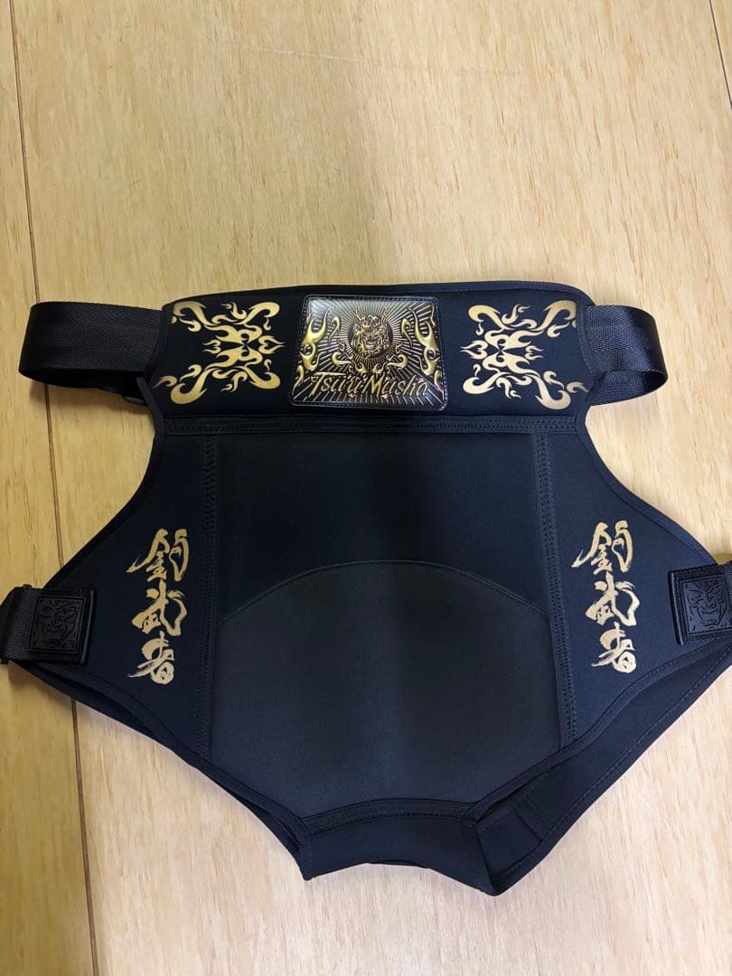 釣武者　Tsuri Musha ヒップガード 黒　金
