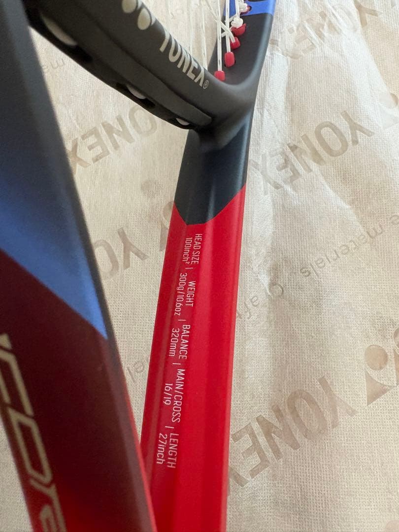 YONEX Vcore100 300gレッド/ブラック　yonex不織布袋付き♡