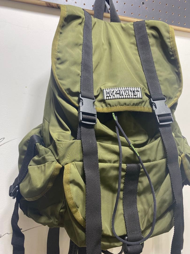 オフホワイト　マルチポケットパックバック