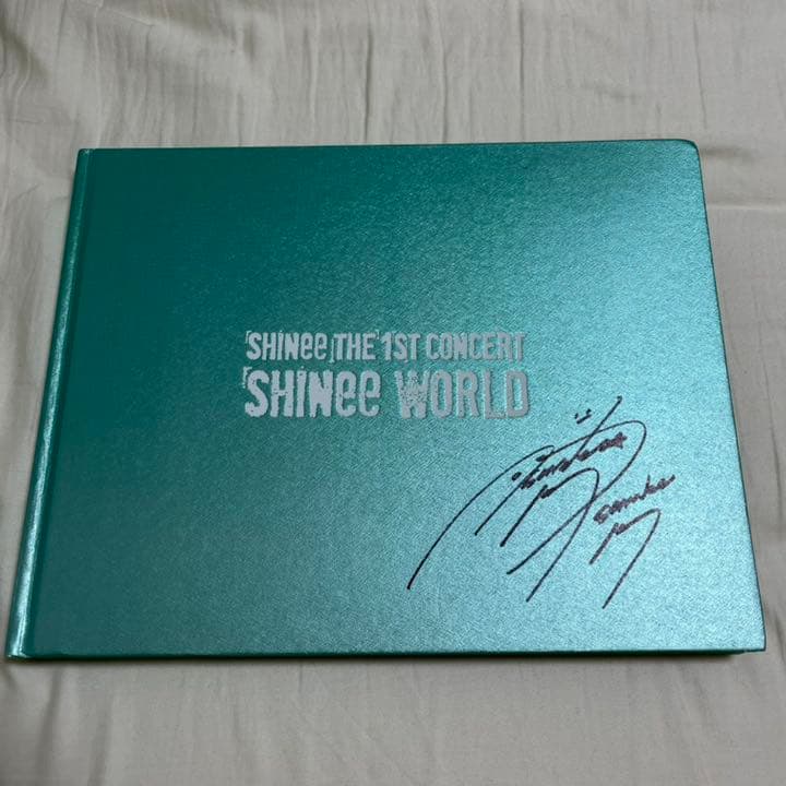 レア SHINee THE 1ST CONCERT サイン入り写真集
